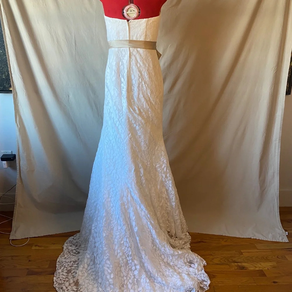 cheap/beautiful preowned wedding dress designed by galina/strapless neckline - Picture 4 of 8